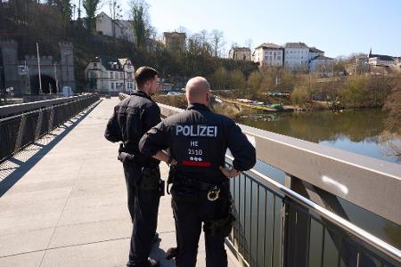 Ein Einsatz von Tauchern sei aktuell nicht geplant, hieß es von der Polizei. 