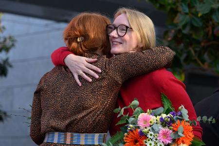 Katrin Schumacher (l), Vorsitzende der Jury, umarmt Kristine Bilkau.