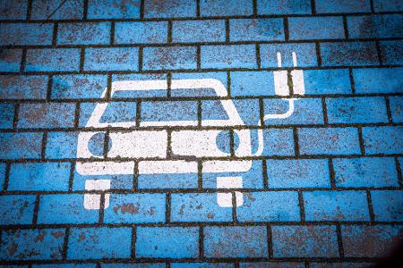 Dieser Parkplatz für ein Elektroauto, das seinen Akku auflädt, ist leer. (Symbolbild) Dieser Parkplatz für ein Elektroauto, das seinen Akku auflädt, ist leer. (Symbolbild)