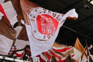 FC Bayern und St. Pauli mit Anti-Rassismus-Trikot