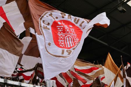 FC Bayern und St. Pauli mit Anti-Rassismus-Trikot FC Bayern und St. Pauli mit Anti-Rassismus-Trikot