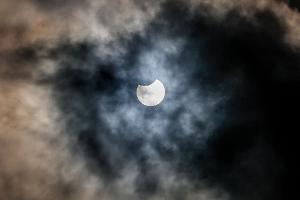 Mit etwas Glück ist die Sonne am Samstag wie ein angebissener Keks über Deutschland zu sehen. (Archivbild)