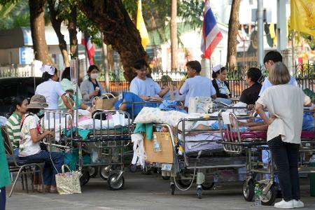 Patienten aus vielen Krankenhäusern wurden in Bangkok schnell ins Freie transportiert. Patienten aus vielen Krankenhäusern wurden in Bangkok schnell ins Freie transportiert.