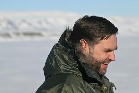 Vance teilt während seines Besuchs gegen Dänemark aus. 