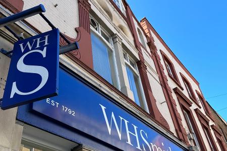 Noch typisch für britische Innenstädte: Filialen von WH Smith. (Archivbild) Noch typisch für britische Innenstädte: Filialen von WH Smith. (Archivbild)