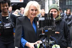 Königin Camilla besucht Set einer TV-Serie in London
