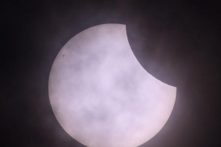 Zwischen Wolkenlücken war die partielle Sonnenfinsternis sichtbar, so wie hier in Frankfurt an der Oder.