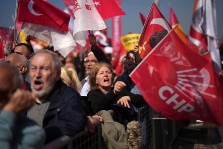 CHP-Anhänger demonstrieren in Istanbul gegen die Festnahme von Bürgermeister Imamoglu.