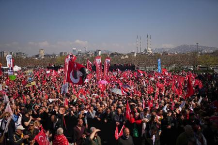 Ein Fahnenmeer im Stadtteil Maltepe.