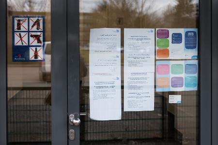 Am Eingang des Dublin-Zentrums in Hamburg-Rahlstedt hängen Informationsblätter, unter anderem zu den Sprechstunden der kostenlosen Asylverfahrensberatung. zu sehen. Die sogenannten Dublin-Regeln legen fest, in welchem europäischen Land ein Asylbewerber seinen Antrag auf Schutz stellen darf. (Archivfoto)