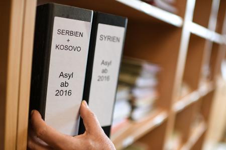 Gerichtliche Asylklageverfahren dauerten zuletzt im Schnitt 16,6 Monate. In Eilverfahren entschieden die Gerichte innerhalb von 32 bis 38 Tagen. Anhängig waren bundesweit zuletzt rund 136.000 Asylklagen. (Symbolbild)
