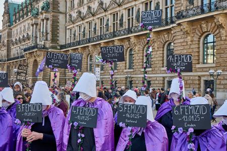 Tödliche Gewalt gegen Frauen durch Partner und Ex-Partner sollte nach Auffassung von Feministinnen nicht als 