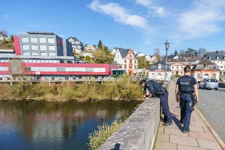 Einsatzkräfte suchen auch am Wochenende nach dem kleinen Jungen.