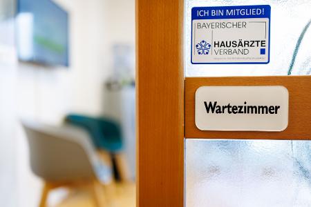 Union und SPD planen ein neues System für die Terminvergabe beim Arzt. (Archivbild)