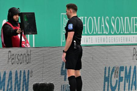 Nach wildem Spiel: Schalke rettet Punkt und verliert Karius Nach wildem Spiel: Schalke rettet Punkt und verliert Karius