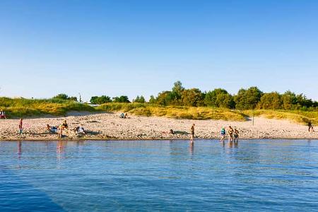 Ostseestrand, Meer, BŠume, Menschen, Himmel Ostseestrand, Meer, BŠume, Menschen, Himmel