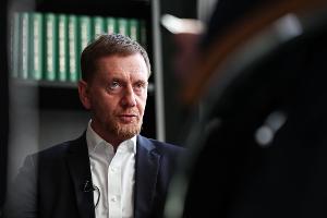 Bei der Bundestagswahl waren die ostdeutschen Flächenländer blau gefärbt. Gibt es bald den ersten AfD-Regierungschef? Was der sächsische Ministerpräsident Michael Kretschmer Schwarz-Rot als Gegenrezept vorschlägt. 