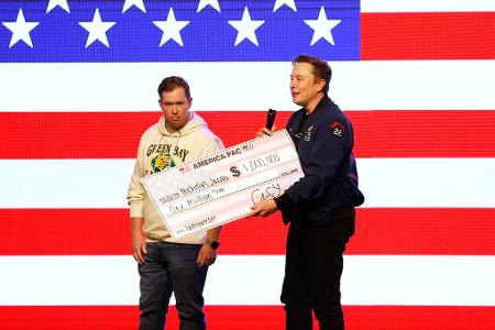 Einen Scheck über eine Million US-Dollar - den überreichte Trump-Berater Elon Musk vor der Wahl eines Richters für den Obersten Gerichtshof von Wisconsin. 