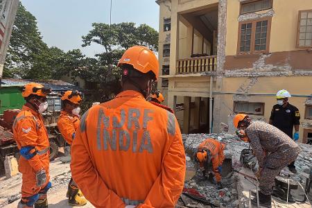 Rettungskräfte bergen nach dem Erdbeben in Südostasien eine Leiche aus einem buddhistischen Kloster in Myanmar. 