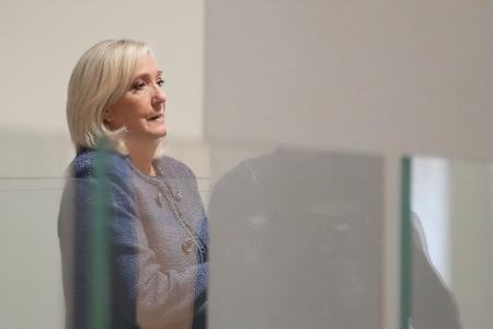 Der Schuldspruch durchkreuzt Le Pens Pläne einer erneuten Präsidentschaftskandidatur, bei der ihr - nach heutiger Stimmungslage - gute Chancen eingeräumt wurden.
