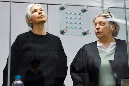 Daniela Klette (links) hat drei Verteidiger, darunter Undine Weyers. Die Anwälte wollen die Einstellung oder zumindest Aussetzung des Prozesses erreichen. (Archivbild) Daniela Klette (links) hat drei Verteidiger, darunter Undine Weyers. Die Anwälte wollen die Einstellung oder zumindest Aussetzung des Prozesses erreichen. (Archivbild)
