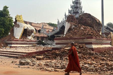 Auch in Mandalay stürzten religiöse Gebäude ein.