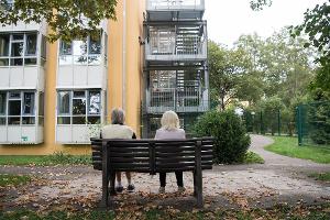 Auch wenn ein Satz mal länger dauert: nicht unterbrechen. Geduld hilft bei der Kommunikation mit Menschen, die an Demenz erkrankt sind. 