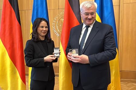Der ukrainische Außenminister Sybiha hat seiner Kollegen eine Verdienstmedaille überreicht.