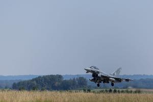 Ein Eurofighter soll Aufnahmen liefern und so bei der Suche helfen. (Archivbild)