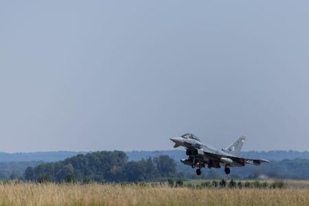 Ein Eurofighter soll Aufnahmen liefern und so bei der Suche helfen. (Archivbild) Ein Eurofighter soll Aufnahmen liefern und so bei der Suche helfen. (Archivbild)