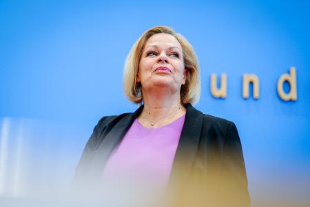 Die geschäftsführende Bundesinnenministerin, Nancy Faeser (SPD), wird bei einer Pressekonferenz zur Migrations- und Flüchtlingspolitik auf den Vorschlag von Sommer angesprochen.