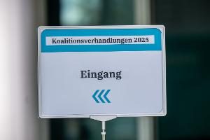 Die Unterhändler von Union und SPD führen ihre Koalitionsgespräche in großer Runde fort. (Archivbild)