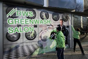 DWS in der Kritik: Die Umweltschützer von Greenpeace werfen der Deutsche-Bank-Tochter schon länger Greenwashing vor. (Archivbild)
