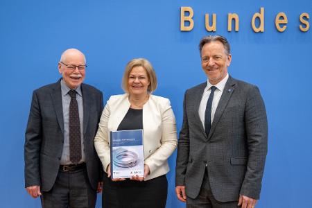 Für die Fotografen lächeln Bremens Innensenator Ulrich Mäurer, die geschäftsführende Bundesinnenministerin, Nancy Faeser (SPD) und BKA-Präsident Holger Münch. Einig sind sich der Behördenleiter und die zwei Politiker aber, dass die Polizeiliche Kriminalstatistik 2024 wenig Anlass zur Zufriedenheit bietet. Für die Fotografen lächeln Bremens Innensenator Ulrich Mäurer, die geschäftsführende Bundesinnenministerin, Nancy Faeser (SPD) und BKA-Präsident Holger Münch. Einig sind sich der Behördenleiter und die zwei Politiker aber, dass die Polizeiliche Kriminalstatistik 2024 wenig Anlass zur Zufriedenheit bietet.