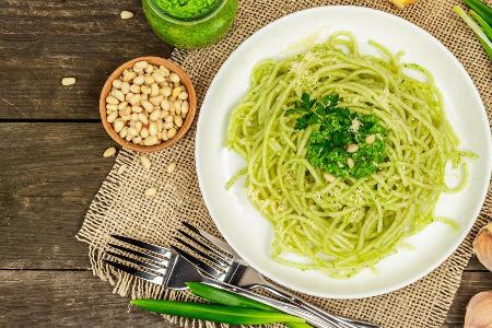 Grünes Pastagericht: Spaghetti mit cremiger Bärlauchsoße Grünes Pastagericht: Spaghetti mit cremiger Bärlauchsoße