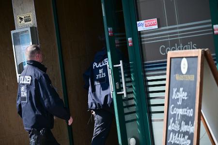 Polizisten durchsuchen ein Lokal in Berlin beim Einsatz gegen illegales Glücksspiel. 