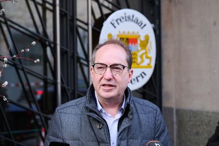 CSU-Landesgruppenchef Alexander Dobrindt nimmt an den Koalitionsverhandlungen teil. Wann die neue Koalition steht, ist noch offen. Der Verfassungsschutz rechnet bis zur Regierungsbildung mit weiteren russischen Störversuchen. CSU-Landesgruppenchef Alexander Dobrindt nimmt an den Koalitionsverhandlungen teil. Wann die neue Koalition steht, ist noch offen. Der Verfassungsschutz rechnet bis zur Regierungsbildung mit weiteren russischen Störversuchen.