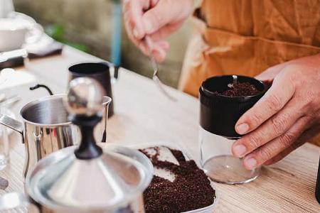 Perfektes Camping-Barista Setup draußen Perfektes Camping-Barista Setup draußen
