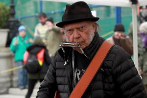 Neil Young befürchtet Probleme bei Rückkehr in die USA