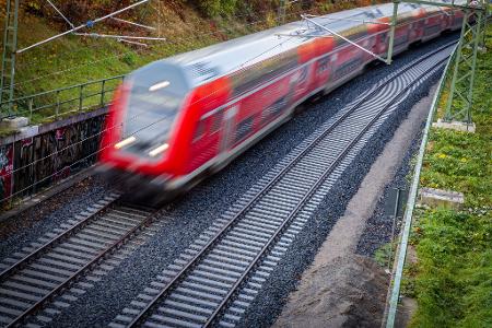 Bis 2027 will DB-Regio die Quote selbst verschuldeter Zugausfälle auf unter ein Prozent bringen. (Archivbild) Bis 2027 will DB-Regio die Quote selbst verschuldeter Zugausfälle auf unter ein Prozent bringen. (Archivbild)
