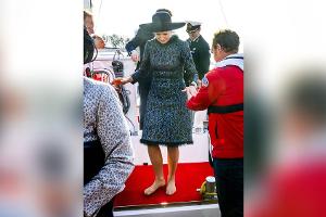 Königin Máxima zeigt sich barfuß in eleganter Robe