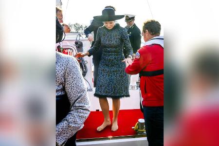 Königin Máxima zeigt sich barfuß in eleganter Robe Königin Máxima zeigt sich barfuß in eleganter Robe