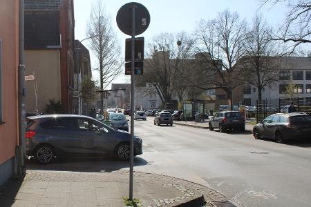 An der Einmündung zur An der Einmündung zur