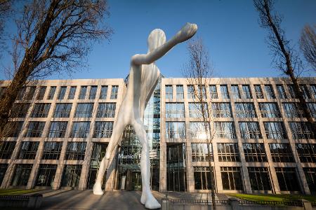 Die Zentrale der Rückversicherung Munich Re. Ihre Fachleute haben die weltweite Entwicklung der Cyberkriminalität im Blick. (Archivbild) Die Zentrale der Rückversicherung Munich Re. Ihre Fachleute haben die weltweite Entwicklung der Cyberkriminalität im Blick. (Archivbild)