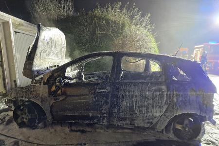 Ausgebrannter Pkw in der Röntgenstraße Ausgebrannter Pkw in der Röntgenstraße