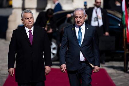 Netanjahu (r) und Orban (l) sind sich darin einig, dass sie den Weltgerichtshof als feindseliges Netanjahu (r) und Orban (l) sind sich darin einig, dass sie den Weltgerichtshof als feindseliges