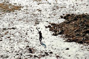 Ein Bewohner der für Außenstehende verbotenen indischen Insel North Sentinel zielt mit Pfeil und Bogen. (Foto Archiv