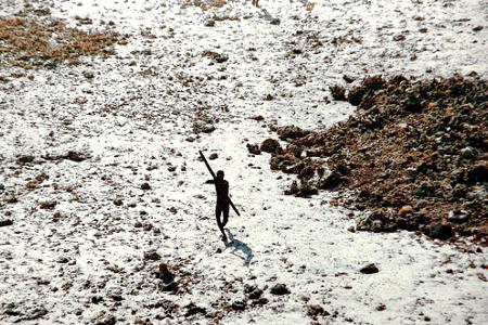 Ein Bewohner der für Außenstehende verbotenen indischen Insel North Sentinel zielt mit Pfeil und Bogen. (Foto Archiv Ein Bewohner der für Außenstehende verbotenen indischen Insel North Sentinel zielt mit Pfeil und Bogen. (Foto Archiv