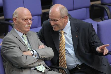 Freundschaft über Fraktionsgrenzen hinweg: Struck und Kauder 2007 im Bundestag (Archivbild)