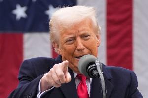 Donald Trump sieht die Rechtspopulistin Le Pen als Opfer einer politisch motivierten Justiz - wie sich selbst. 
